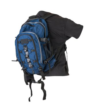  Siyah tişört için giyinmiş koyu mavi sırt çantası beyaz arka planda izole edilmiş.. 