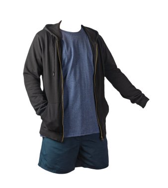 Demir fermuarlı kapüşonlu siyah kazak, eskimiş Heather denizci tişörtü ve beyaz arka planda izole edilmiş koyu mavi spor şort. Günlük spor kıyafetleri.