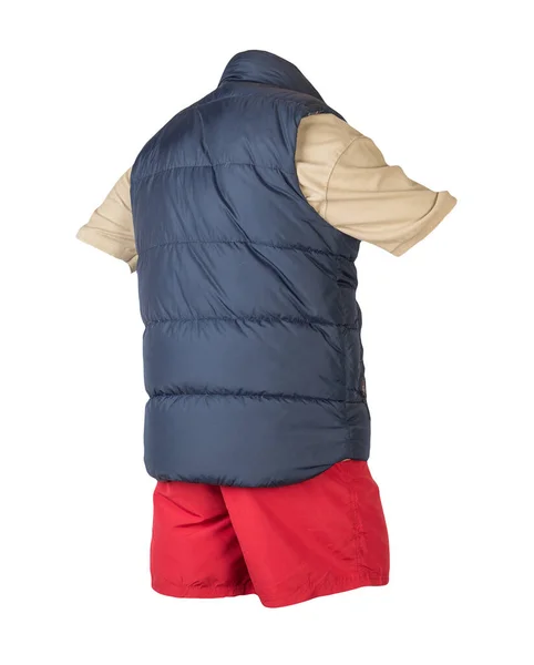 소매없는 재킷에 단추달린 칼라와 스포츠 팬츠가 베이지 티셔츠 배경에 고립되어 — 스톡 사진