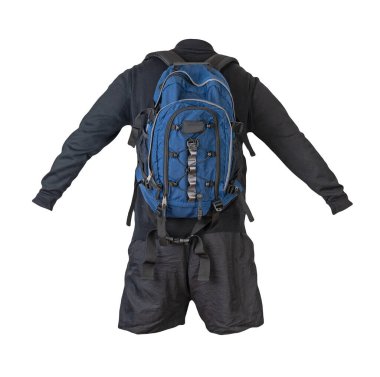 Mavi sırt çantası, koyu siyah şort, beyaz arka planda siyah kazak. gündelik kıyafet