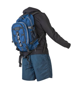 Kot mavi sırt çantası, kapüşonlu siyah kazak, beyaz arka planda koyu mavi şort. Spor giyimi