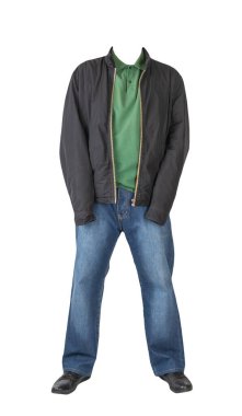 Koyu mavi kot, düğmeli koyu yeşil tişört, beyaz arka planda siyah deri ayakkabılı siyah ceket. 