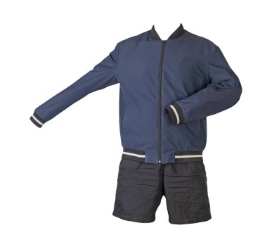 Koyu mavi bombacı ceketi ve siyah spor şortu beyaz arka planda izole edilmiş. modaya uygun günlük kıyafetler.