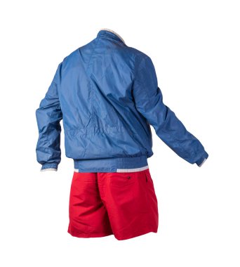 Erkekler mavi beyaz ceket ve kırmızı spor şort beyaz arka planda izole. modaya uygun günlük kıyafetler.