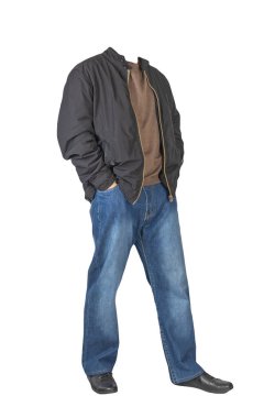 Koyu mavi kot, kahverengi kazak, siyah ceket ve beyaz arka planda izole edilmiş siyah deri ayakkabılar. Sıradan stil