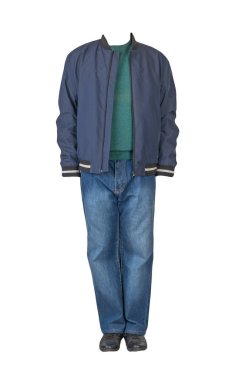 Koyu mavi kot, yeşil kazak, koyu mavi bombacı ceketi ve beyaz arka planda izole edilmiş siyah deri ayakkabılar. Sıradan stil