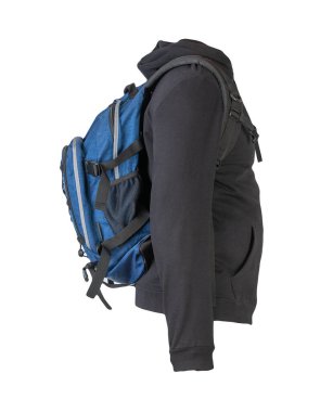 Siyah kapüşonlu ve mavi sırt çantası beyaz arka planda yalıtılmış.