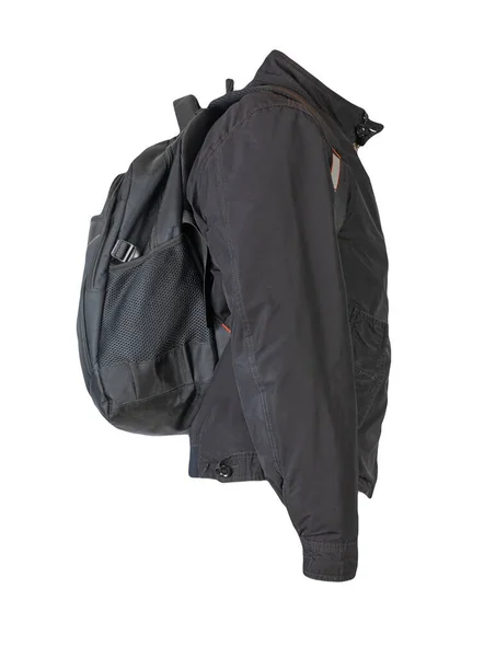 黒のバックパックに黒のジャケットを着て白い背景に隔離された バックパックとジャケットのリアビュー — ストック写真