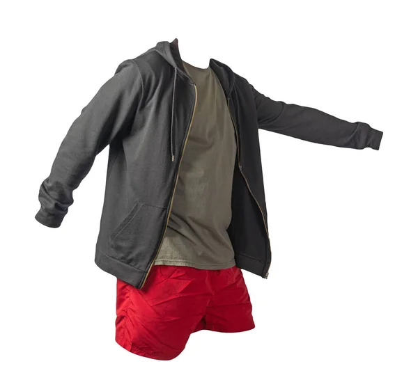 鉄ジッパーパーカー オリーブのTシャツと白の背景に隔離された赤のスポーツショートパンツと黒のスウェットシャツ カジュアルスポーツウェア — ストック写真