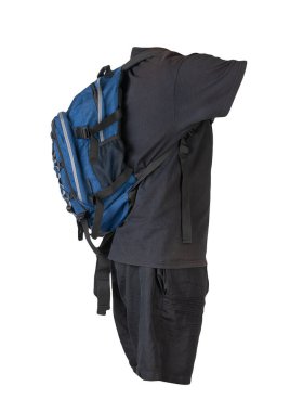 Kotlu mavi sırt çantası, siyah spor şortu, beyaz folyoya izole edilmiş bordo renkli tişört. Her gün için kıyafet