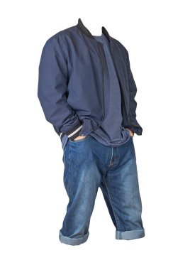 Kum mavisi şort, mavi tişört ve beyaz arka planda izole edilmiş bir fermuarda koyu mavi bombacı ceketi.