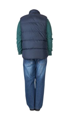 Koyu mavi kolsuz ceket, mavi kot pantolon, yeşil kazak ve beyaz arka planda izole edilmiş siyah deri ayakkabılar. Sıradan stil