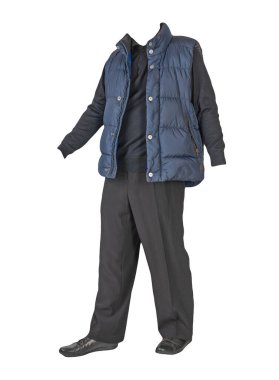 Koyu mavi kolsuz ceket, siyah pantolon, siyah kazak ve beyaz arka planda siyah deri ayakkabılar.