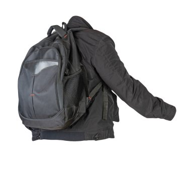 Siyah ceketli siyah sırt çantası beyaz arka planda izole edilmiş. Bir sırt çantası ve ceketin arka planı