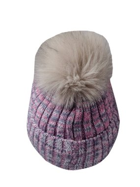   Beyaz arka planda izole edilmiş gri pembe şapka. Pomponlu şapka. .