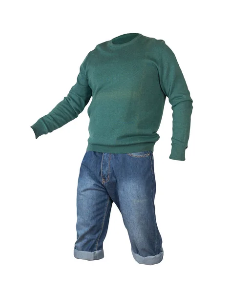 Koyu mavi şort ve yeşil örgü süveter beyaz arka planda izole. Erkek pantolonu.