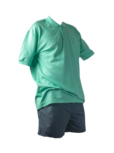 男子运动的深蓝色短裤和绿色衬衫 领子扣子扣在白色背景上 运动服舒适 — 图库照片