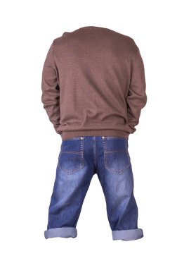 Koyu mavi şort ve kahverengi örgü süveter beyaz arka planda izole edilmiş. Erkek pantolonu.