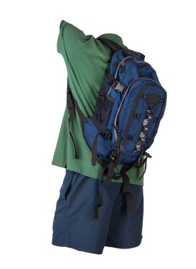 Kot mavi sırt çantası, koyu mavi spor şortu, koyu yeşil yakalı, düğmeli beyaz foane. Her gün için kıyafet