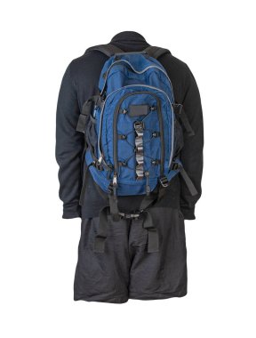 Mavi sırt çantası, koyu siyah şort, beyaz arka planda siyah kazak. gündelik kıyafet