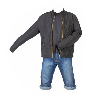 Kum mavisi şort, siyah tişört ve siyah ceket beyaz arka planda izole edilmiş bir fermuarda.