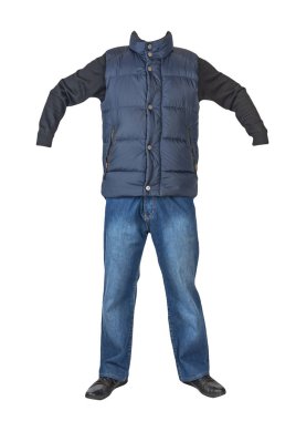 Koyu mavi kolsuz ceket, mavi kot pantolon, siyah kazak ve beyaz arka planda izole edilmiş siyah deri ayakkabılar. Sıradan stil