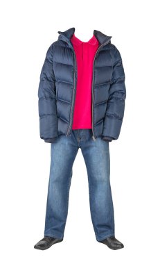 Koyu mavi kot, düğmeli kırmızı tişört, kapüşonlu koyu mavi ceket ve beyaz arka planda izole edilmiş siyah deri ayakkabı. 