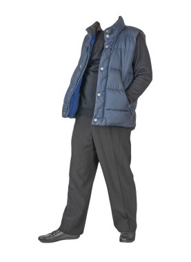 Koyu mavi kolsuz ceket, siyah pantolon, siyah kazak ve beyaz arka planda siyah deri ayakkabılar.