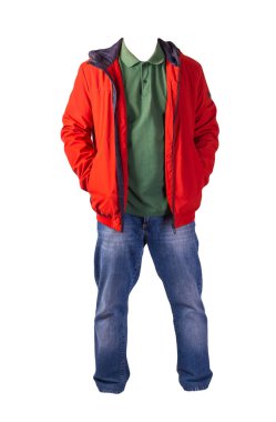 Fermuarlı kırmızı ceket, yeşil gömlek ve beyaz arka planda izole edilmiş mavi kot pantolon. Sıradan moda kıyafetleri.