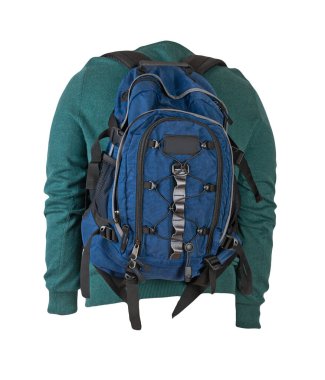  Mavi bir sırt çantası, örülmüş yeşil bir kazak, beyaz bir arka planda izole edilmiş. Sırt çantası ve erkek süveteri arkadan görünüyor.