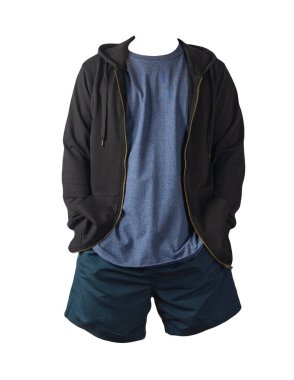 Demir fermuarlı kapüşonlu siyah kazak, eskimiş Heather denizci tişörtü ve beyaz arka planda izole edilmiş koyu mavi spor şort. Günlük spor kıyafetleri.