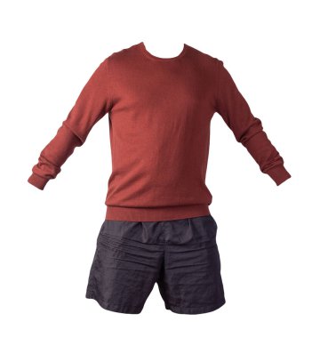 Beyaz arka planda örülmüş bordo kazak ve siyah şort. Her gün için şık kıyafetler.