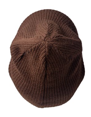 Örülmüş kahverengi şapka üst görünümü beyaz bir arkaplanda izole edilmiş. Sıradan tarz için moda şapka aksesuarı.