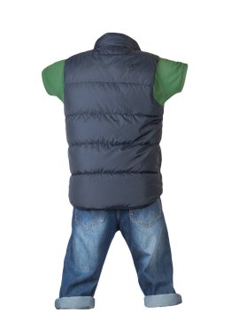 Koyu mavi şort, düğmeli koyu yeşil tişört ve beyaz arka planda kolsuz koyu mavi ceket.