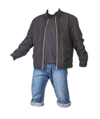 Kum mavisi şort, siyah tişört ve siyah ceket beyaz arka planda izole edilmiş bir fermuarda.