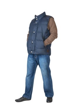 Koyu mavi kolsuz ceket, mavi kot pantolon, kahverengi kazak ve beyaz arka planda izole edilmiş siyah deri ayakkabılar. Sıradan stil