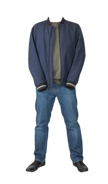 Koyu mavi kot, koyu gri tişört, koyu mavi bombacı ceketi ve beyaz arka planda izole edilmiş siyah deri ayakkabılar. 