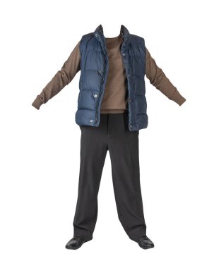 Koyu mavi kolsuz ceket, siyah pantolon, kahverengi kazak ve beyaz arka planda siyah deri ayakkabılar.