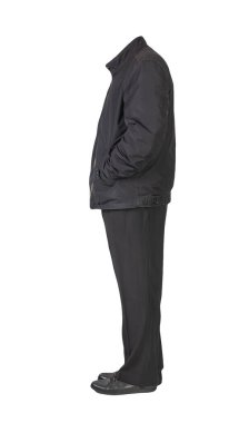 Siyah ceket, siyah pantolon ve beyaz arka planda izole edilmiş siyah deri ayakkabılar. Erkek sonbahar kıyafetleri.