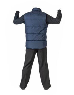 Koyu mavi kolsuz ceket, siyah pantolon, siyah kazak ve beyaz arka planda siyah deri ayakkabılar.