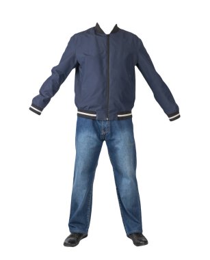 Koyu mavi kot, siyah deri ayakkabılar, beyaz arka planda koyu mavi bombacı ceketi. Sıradan stil