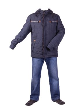 Koyu mavi kot, siyah deri ayakkabılar, koyu mavi turuncu ceket ve beyaz arka planda izole edilmiş bir kapüşon. Sıradan stil