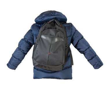 Siyah sırt çantalı, koyu mavi ceketli ve beyaz kapüşonlu. Bir sırt çantası ve ceketin arka planı