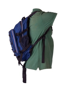  Koyu mavi tişört için giyinmiş mavi sırt çantası beyaz arka planda izole edilmiş. Sırt çantası ve erkek süveteri arkadan görünüyor.