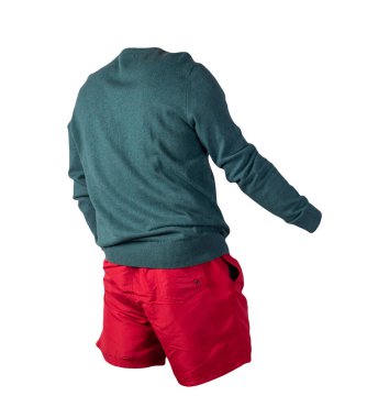 Beyaz arka planda örülmüş yeşil kazak ve kırmızı şort. Her gün için şık kıyafetler.