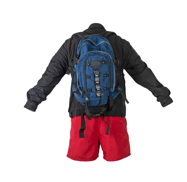 Blauer Rucksack Rote Shorts Schwarze Sommerjacke Auf Weißem Hintergrund Freizeitkleidung — Stockfoto
