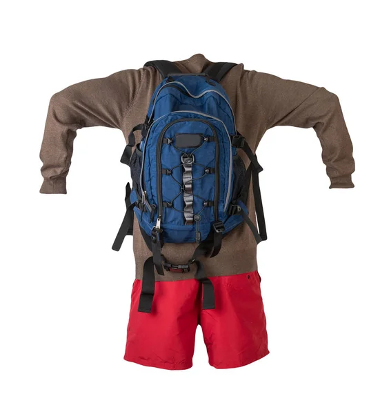 Blauer Rucksack Rote Shorts Brauner Pullover Auf Weißem Hintergrund Freizeitkleidung — Stockfoto