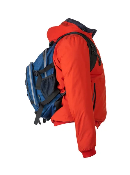 フード付きの赤いジャケットを着た青いバックパックは白い背景に隔離されています バックパックとジャケットのリアビュー — ストック写真