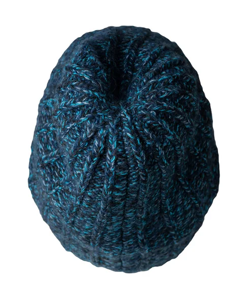 Beyaz bir arka planda izole edilmiş mavi örülmüş şapka. Sıradan bir tarz için moda şapka aksesuarı. şapka üst görünümü