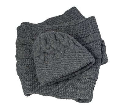 Koyu gri örgü şapkalar ve beyaz arka planda izole edilmiş eşarp. kış aksesuarları